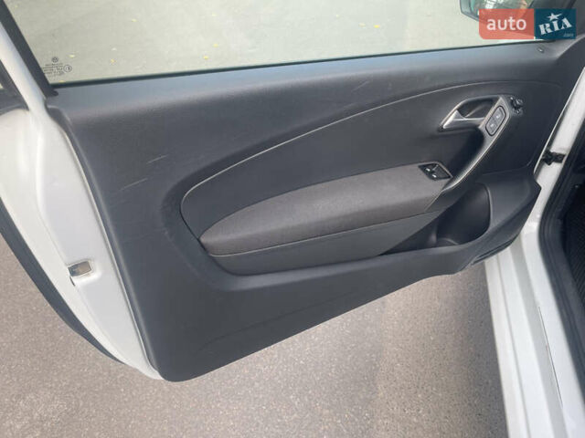 Білий Фольксваген Поло, об'ємом двигуна 1.2 л та пробігом 240 тис. км за 5800 $, фото 15 на Automoto.ua