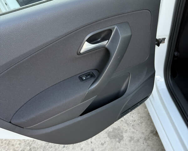 Білий Фольксваген Поло, об'ємом двигуна 1.4 л та пробігом 143 тис. км за 10700 $, фото 17 на Automoto.ua