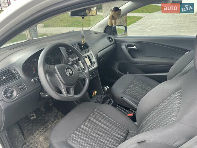 Белый Фольксваген Поло, объемом двигателя 1.2 л и пробегом 200 тыс. км за 6300 $, фото 4 на Automoto.ua