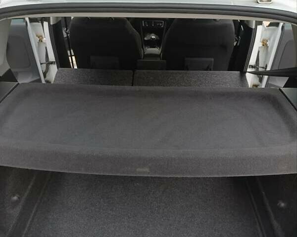 Білий Фольксваген Поло, об'ємом двигуна 1.42 л та пробігом 215 тис. км за 10000 $, фото 16 на Automoto.ua