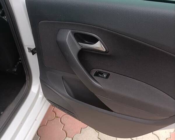 Білий Фольксваген Поло, об'ємом двигуна 1.42 л та пробігом 215 тис. км за 10000 $, фото 14 на Automoto.ua