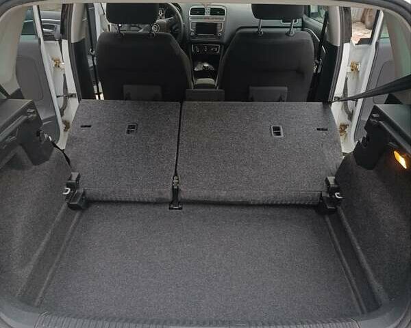 Білий Фольксваген Поло, об'ємом двигуна 1.42 л та пробігом 215 тис. км за 10000 $, фото 19 на Automoto.ua