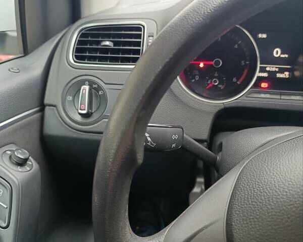 Білий Фольксваген Поло, об'ємом двигуна 1.42 л та пробігом 215 тис. км за 10000 $, фото 22 на Automoto.ua