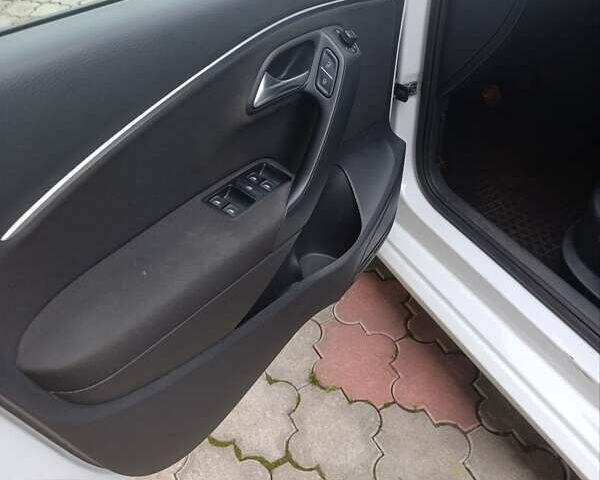 Білий Фольксваген Поло, об'ємом двигуна 1.42 л та пробігом 215 тис. км за 10000 $, фото 18 на Automoto.ua