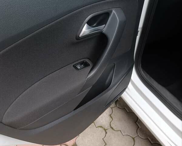 Білий Фольксваген Поло, об'ємом двигуна 1.42 л та пробігом 215 тис. км за 10000 $, фото 13 на Automoto.ua