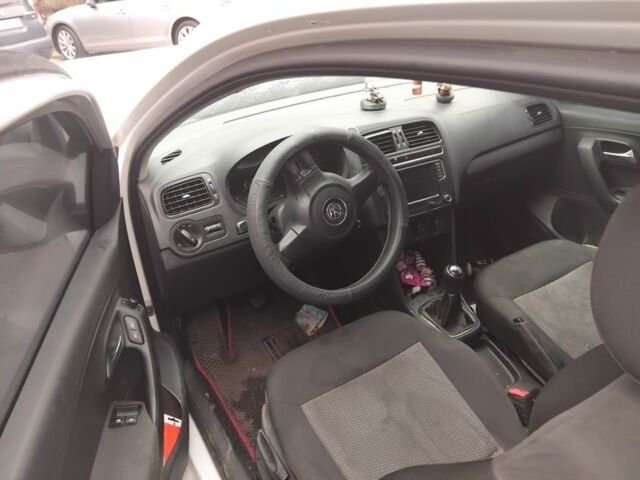 Белый Фольксваген Поло, объемом двигателя 1.2 л и пробегом 200 тыс. км за 2700 $, фото 2 на Automoto.ua