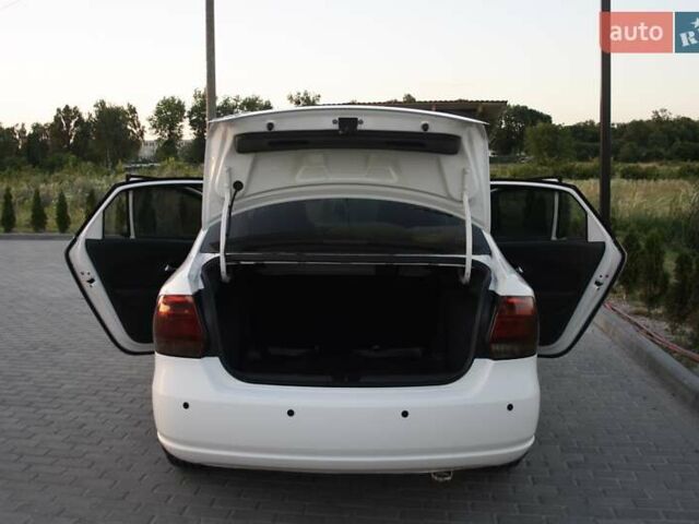 Белый Фольксваген Поло, объемом двигателя 1.6 л и пробегом 244 тыс. км за 6100 $, фото 10 на Automoto.ua