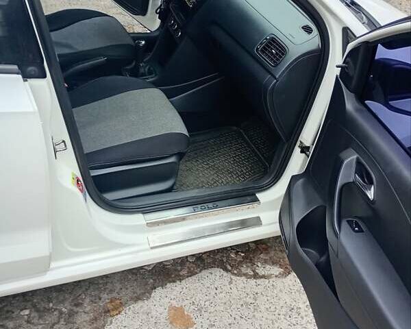 Белый Фольксваген Поло, объемом двигателя 1.6 л и пробегом 220 тыс. км за 5000 $, фото 1 на Automoto.ua