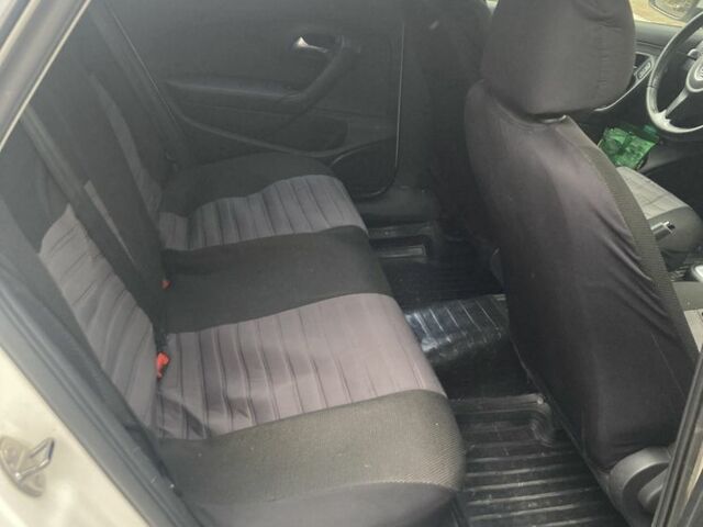 Білий Фольксваген Поло, об'ємом двигуна 1.6 л та пробігом 240 тис. км за 5600 $, фото 4 на Automoto.ua