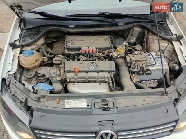 Белый Фольксваген Поло, объемом двигателя 1.6 л и пробегом 220 тыс. км за 5000 $, фото 2 на Automoto.ua