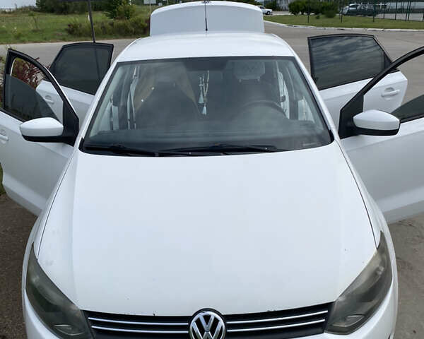 Белый Фольксваген Поло, объемом двигателя 1.6 л и пробегом 350 тыс. км за 5499 $, фото 1 на Automoto.ua