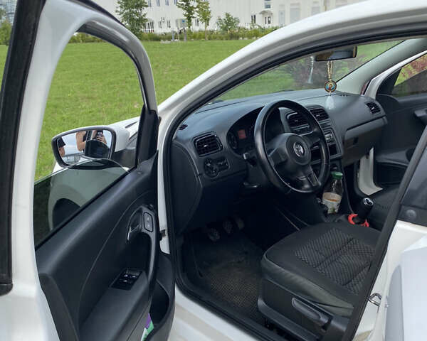 Белый Фольксваген Поло, объемом двигателя 1.6 л и пробегом 350 тыс. км за 5499 $, фото 3 на Automoto.ua