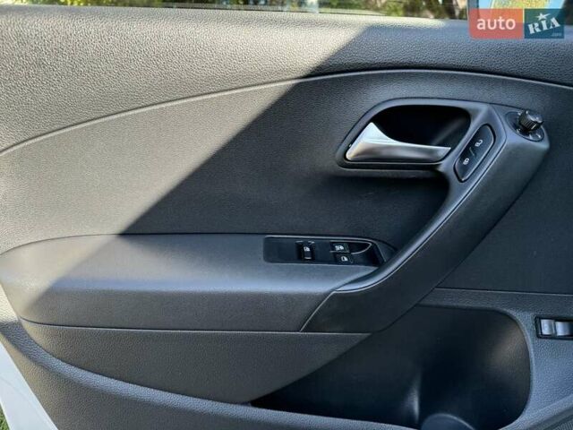 Белый Фольксваген Поло, объемом двигателя 1.6 л и пробегом 96 тыс. км за 6000 $, фото 3 на Automoto.ua