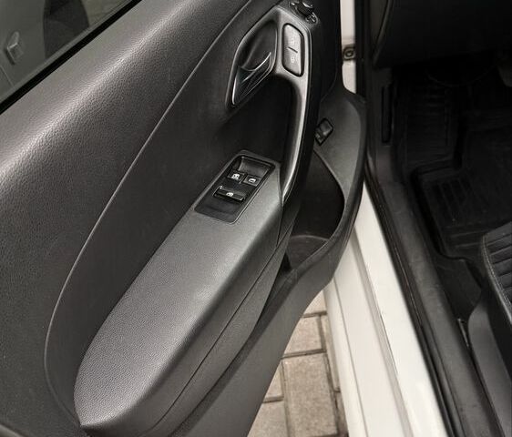 Білий Фольксваген Поло, об'ємом двигуна 1.6 л та пробігом 215 тис. км за 4600 $, фото 2 на Automoto.ua