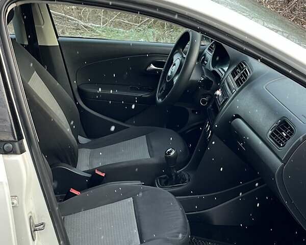 Белый Фольксваген Поло, объемом двигателя 1.6 л и пробегом 254 тыс. км за 5300 $, фото 17 на Automoto.ua