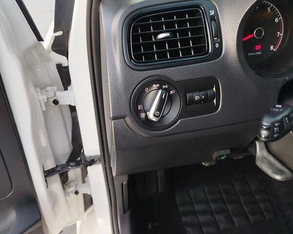Білий Фольксваген Поло, об'ємом двигуна 1.6 л та пробігом 88 тис. км за 8200 $, фото 8 на Automoto.ua