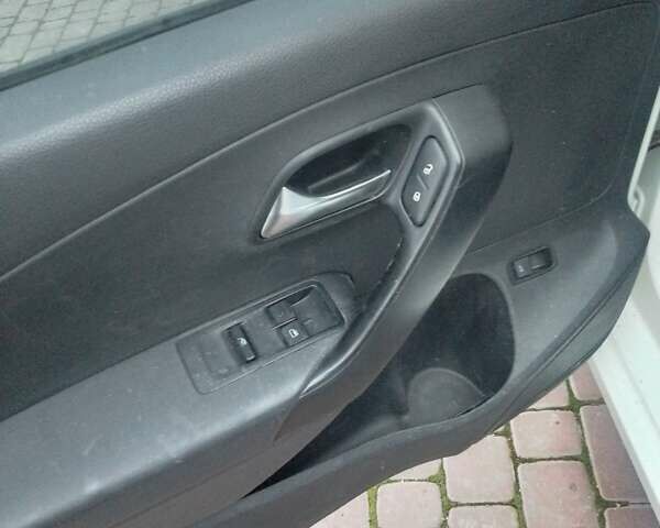 Білий Фольксваген Поло, об'ємом двигуна 1.6 л та пробігом 260 тис. км за 4000 $, фото 9 на Automoto.ua