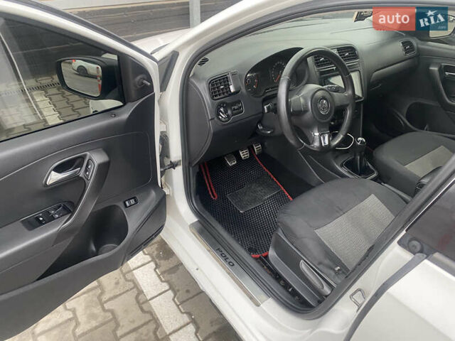 Белый Фольксваген Поло, объемом двигателя 1.6 л и пробегом 250 тыс. км за 5500 $, фото 12 на Automoto.ua