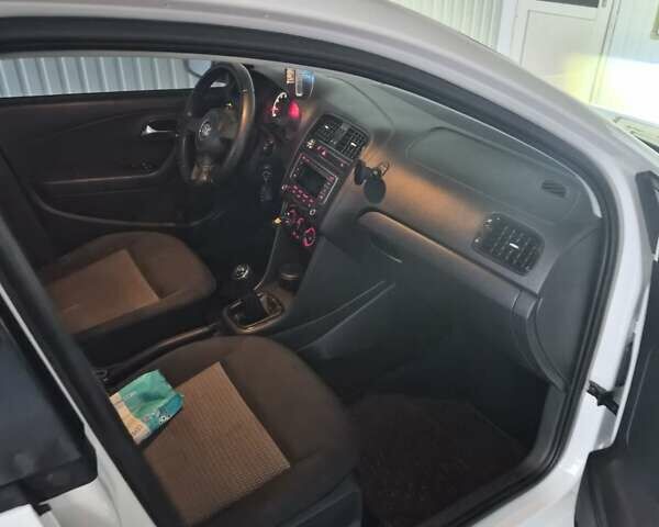 Белый Фольксваген Поло, объемом двигателя 1.6 л и пробегом 221 тыс. км за 7300 $, фото 5 на Automoto.ua