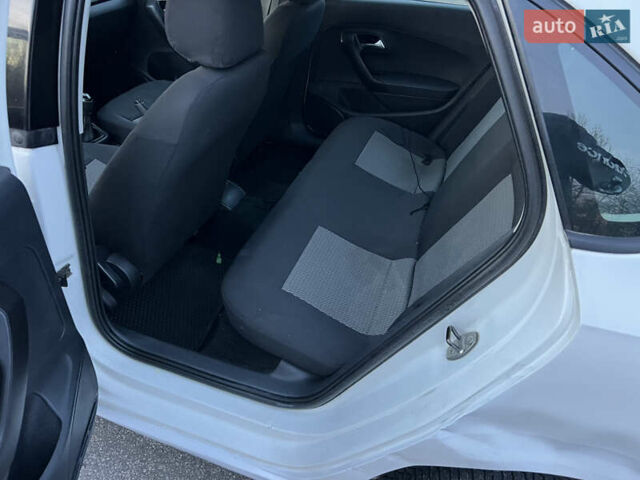 Белый Фольксваген Поло, объемом двигателя 1.6 л и пробегом 253 тыс. км за 3650 $, фото 15 на Automoto.ua