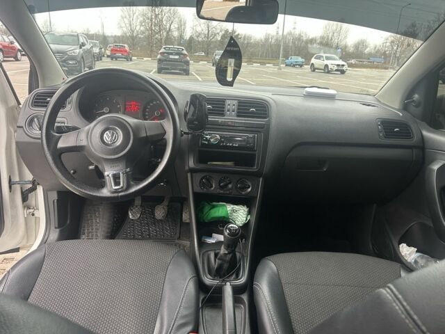 Белый Фольксваген Поло, объемом двигателя 1.6 л и пробегом 220 тыс. км за 5300 $, фото 2 на Automoto.ua