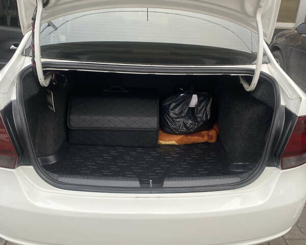 Белый Фольксваген Поло, объемом двигателя 1.6 л и пробегом 250 тыс. км за 5500 $, фото 14 на Automoto.ua