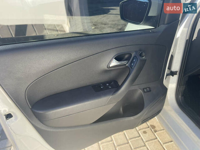 Белый Фольксваген Поло, объемом двигателя 1.6 л и пробегом 274 тыс. км за 6300 $, фото 6 на Automoto.ua