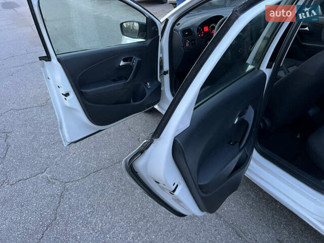 Белый Фольксваген Поло, объемом двигателя 1.6 л и пробегом 253 тыс. км за 3650 $, фото 14 на Automoto.ua