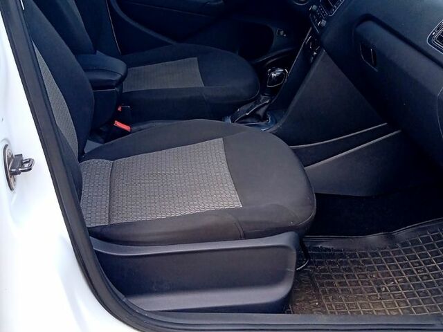 Белый Фольксваген Поло, объемом двигателя 1.6 л и пробегом 230 тыс. км за 6800 $, фото 3 на Automoto.ua