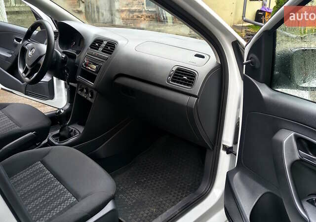 Білий Фольксваген Поло, об'ємом двигуна 1.6 л та пробігом 153 тис. км за 8000 $, фото 17 на Automoto.ua