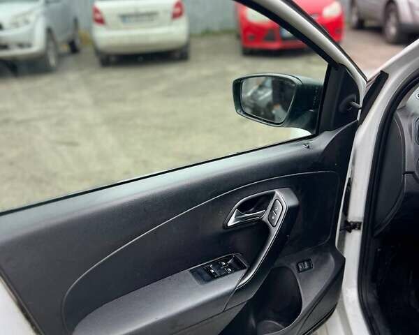 Білий Фольксваген Поло, об'ємом двигуна 1.6 л та пробігом 200 тис. км за 5500 $, фото 6 на Automoto.ua