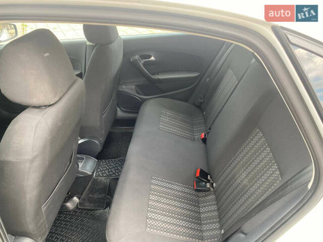 Білий Фольксваген Поло, об'ємом двигуна 1.6 л та пробігом 300 тис. км за 8000 $, фото 3 на Automoto.ua