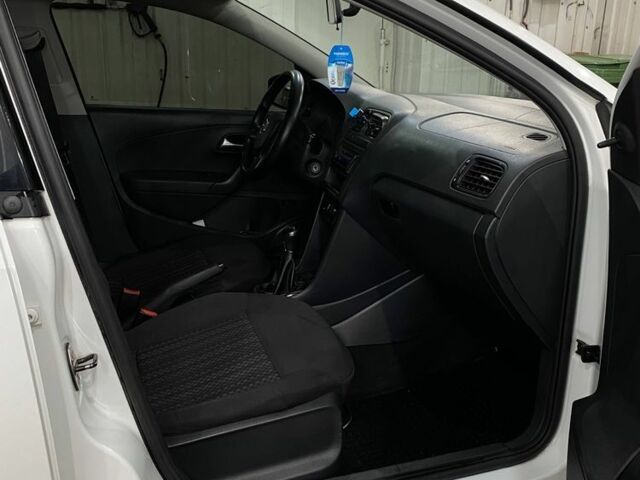 Белый Фольксваген Поло, объемом двигателя 1.6 л и пробегом 94 тыс. км за 6999 $, фото 6 на Automoto.ua