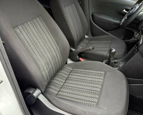 Білий Фольксваген Поло, об'ємом двигуна 1.6 л та пробігом 210 тис. км за 8500 $, фото 16 на Automoto.ua