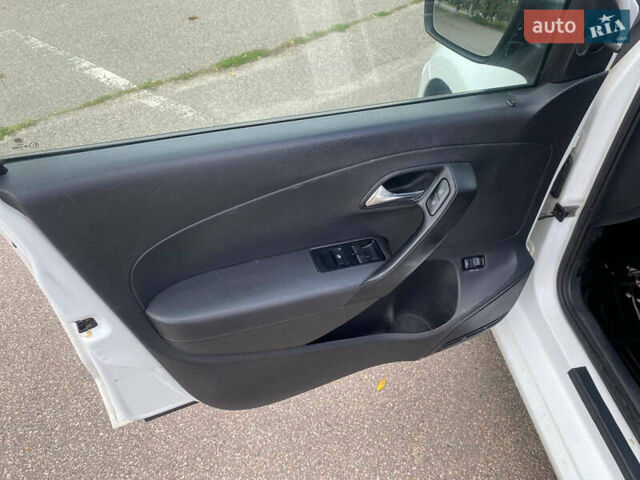 Білий Фольксваген Поло, об'ємом двигуна 1.6 л та пробігом 300 тис. км за 8000 $, фото 5 на Automoto.ua