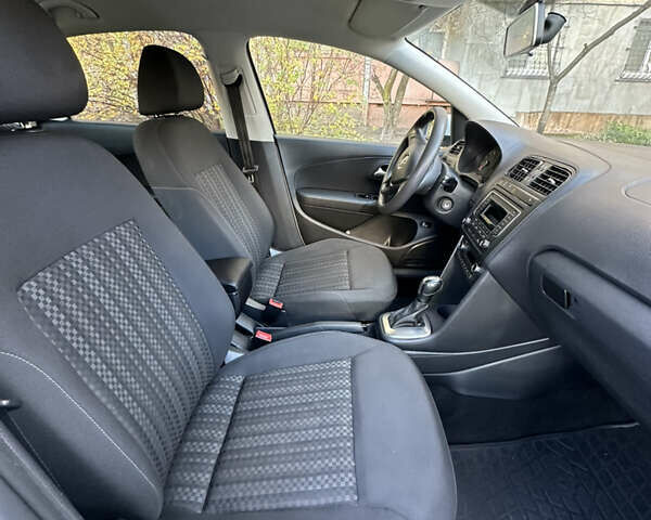 Белый Фольксваген Поло, объемом двигателя 1.4 л и пробегом 99 тыс. км за 9900 $, фото 6 на Automoto.ua