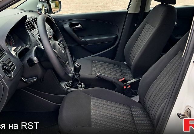 Белый Фольксваген Поло, объемом двигателя 1.6 л и пробегом 73 тыс. км за 9600 $, фото 7 на Automoto.ua