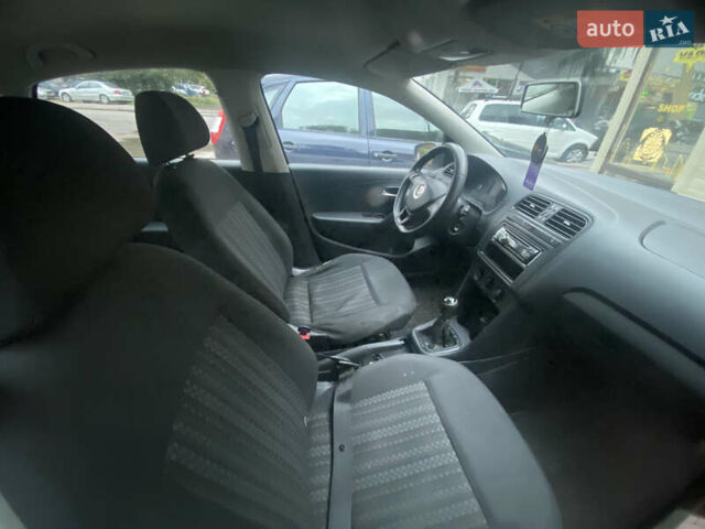 Білий Фольксваген Поло, об'ємом двигуна 1.6 л та пробігом 333 тис. км за 8150 $, фото 2 на Automoto.ua