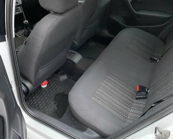 Белый Фольксваген Поло, объемом двигателя 1.6 л и пробегом 160 тыс. км за 8100 $, фото 13 на Automoto.ua