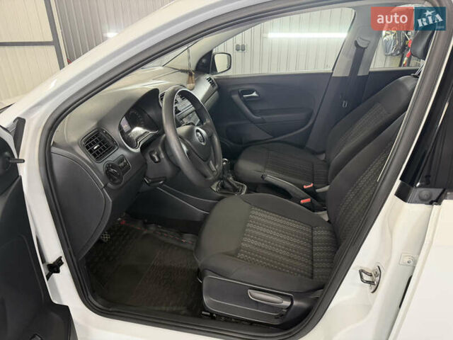 Білий Фольксваген Поло, об'ємом двигуна 1.4 л та пробігом 58 тис. км за 11000 $, фото 32 на Automoto.ua