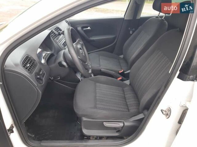 Білий Фольксваген Поло, об'ємом двигуна 1.6 л та пробігом 158 тис. км за 9998 $, фото 5 на Automoto.ua