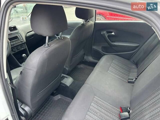 Белый Фольксваген Поло, объемом двигателя 1.6 л и пробегом 200 тыс. км за 6000 $, фото 1 на Automoto.ua