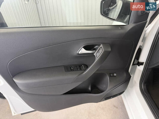 Білий Фольксваген Поло, об'ємом двигуна 1.4 л та пробігом 58 тис. км за 11000 $, фото 31 на Automoto.ua