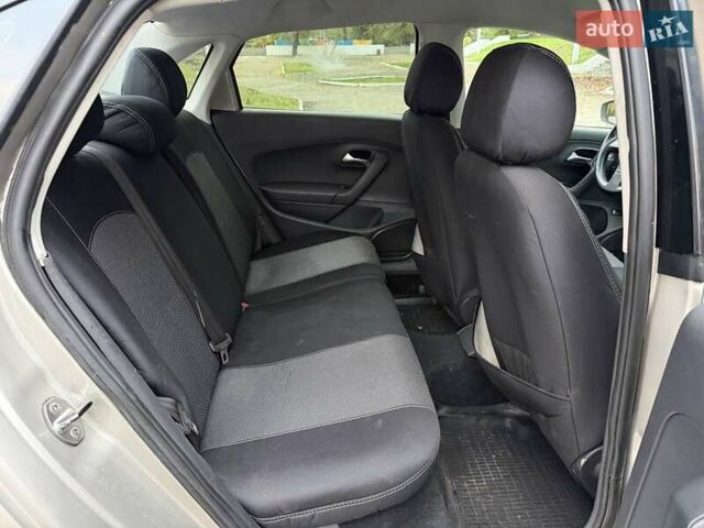 Бежевый Фольксваген Поло, объемом двигателя 1.6 л и пробегом 250 тыс. км за 3800 $, фото 56 на Automoto.ua