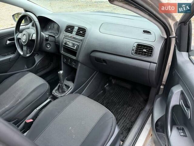 Бежевый Фольксваген Поло, объемом двигателя 1.6 л и пробегом 250 тыс. км за 3800 $, фото 57 на Automoto.ua