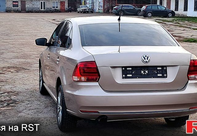 Бежевый Фольксваген Поло, объемом двигателя 1.6 л и пробегом 63 тыс. км за 10800 $, фото 4 на Automoto.ua