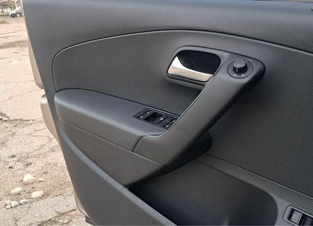 Бежевий Фольксваген Поло, об'ємом двигуна 1.6 л та пробігом 63 тис. км за 10800 $, фото 23 на Automoto.ua