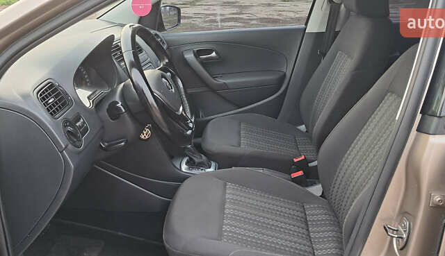 Бежевый Фольксваген Поло, объемом двигателя 1.6 л и пробегом 63 тыс. км за 10800 $, фото 7 на Automoto.ua