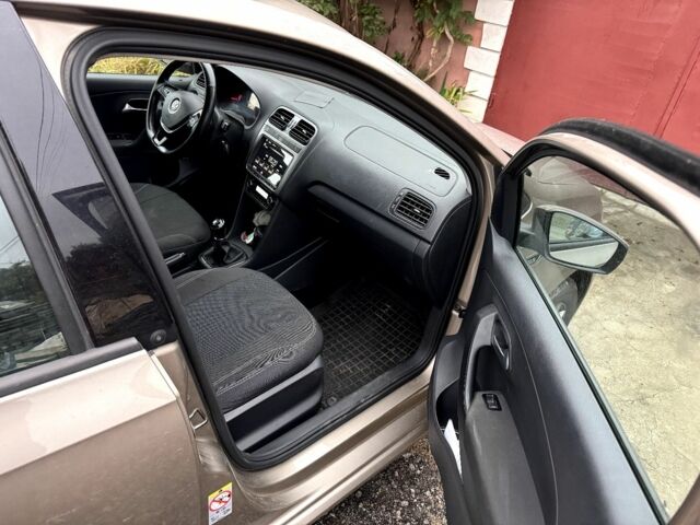 Бежевый Фольксваген Поло, объемом двигателя 1.4 л и пробегом 111 тыс. км за 9000 $, фото 7 на Automoto.ua