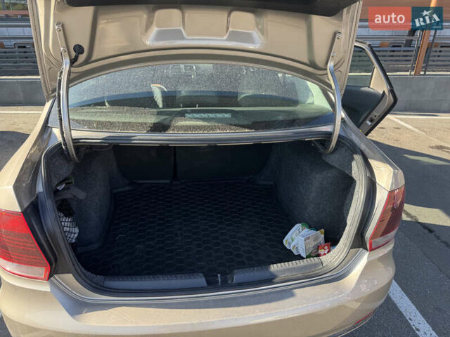 Бежевый Фольксваген Поло, объемом двигателя 1.4 л и пробегом 111 тыс. км за 9200 $, фото 6 на Automoto.ua